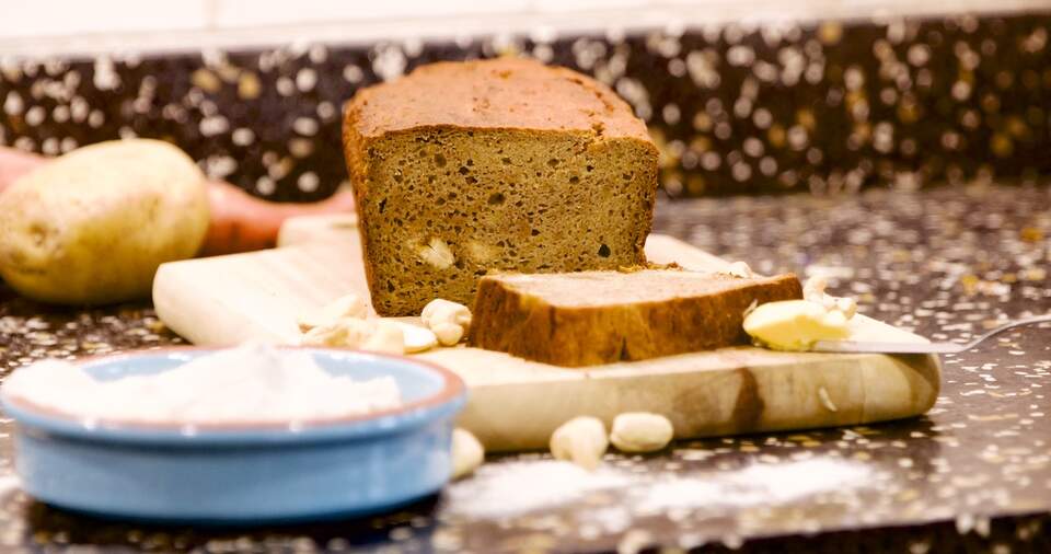 Zonnespelt-bananenbrood met zoete aardappel